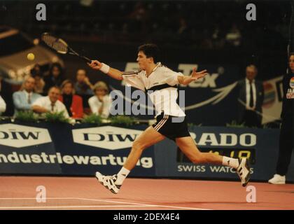 English tennis player Tim Henman pictured signing autographs for fans... Photo d'actualité