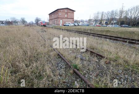 Barth, Germany. 02nd Dec, 2020. Old tracks of the former Darß railway in front of the station building are partly overgrown and weathered. A planning office for the reconstruction of the Darßbahn and a travel agency were ceremonially opened in the station building on 02.12.2020. Credit: Bernd Wüstneck/dpa-Zentralbild/dpa/Alamy Live News Stock Photo