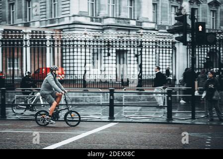 LONDON, UNITED KINGDOM - Oct 15, 2019: London, UK, England, 10.15.2019. The male adult riding his bike by the Buckingham Palace. Street photography. P Stock Photo