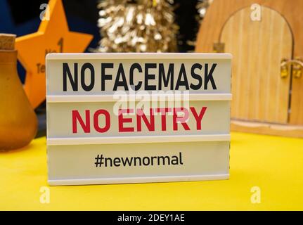 No Facemask No Entry sign outside a shop Stock Photo