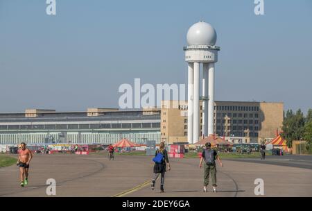 Tempelhofer Feld, Radarturm, Zentralgebäude, Tempelhof, Tempelhof-Schöneberg, Berlin, Deutschland Stock Photo