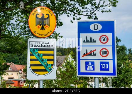 Schild Freistaat Sachsen, Bundesrepublik Deutschland, Verkehrsregeln, Geschwindigkeitsbegrenzung, Grenze, Bad Muskau, Sachsen, Deutschland Stock Photo