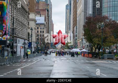 Symbol of Macy's Believe star balloon appears on the 34th street Stock Photo