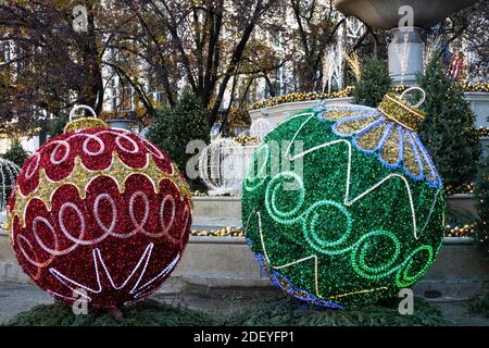 Pulitzer Fountain, Christmas Decorations, 2020, Grand Army Plaza, NYC, USA Stock Photo