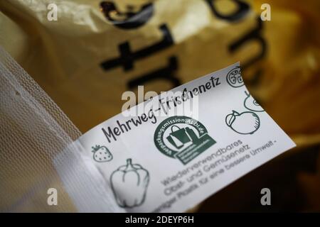 Viersen, Germania - 9 luglio. 2020: Visualizza su google Play carta voucher  regalo tenere a mano nel supermercato tedesco (Focus sulla carta Foto stock  - Alamy