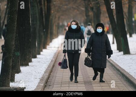 (201202) -- MOSCOW, Dec. 2, 2020 (Xinhua) -- People walk on the street in protective masks in Moscow, Russia, on Dec. 2, 2020. Russia recorded 25,345 more COVID-19 infections over the past 24 hours, bringing the national tally to 2,347,401, the country's COVID-19 response center said Wednesday. (Xinhua/Evgeny Sinitsyn) Stock Photo
