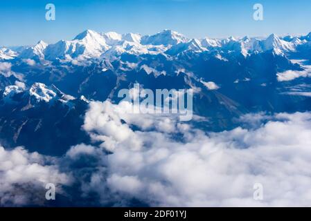 mount-everest-8848m-in-the-