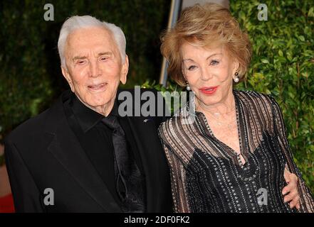 Kirk Douglas Dies At 103 - Kirk Douglas and Anne Buydens arriving at the Vanity Fair Oscar Party 2010, held at the Sunset Tower in Los Angeles, CA, USA on March 07, 2010. Photo by Mehdi Taamallah/ABACAPRESS.COM (Pictured: Kirk Douglas, Anne Buydens) Stock Photo