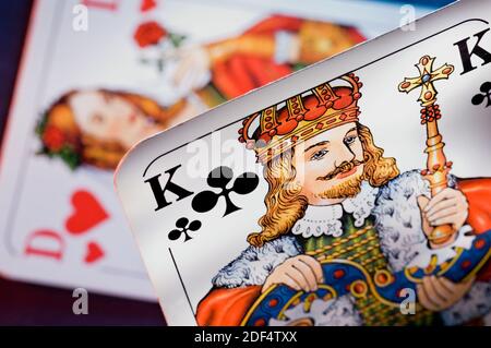 Spielkarten Kreuzkönig und Herzdame Stock Photo