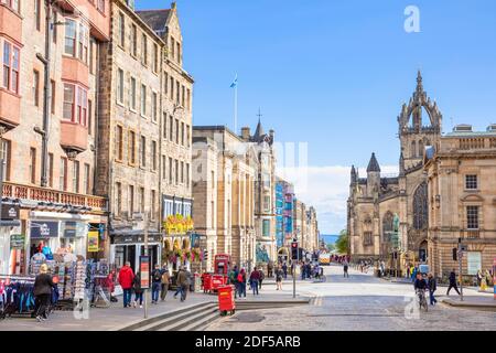 Edinburgh old town the royal Mile Edinburgh with St Giles cathedral High Kirk of Edinburgh High Street Edinburgh Midlothian Scotland UK GB Europe Stock Photo