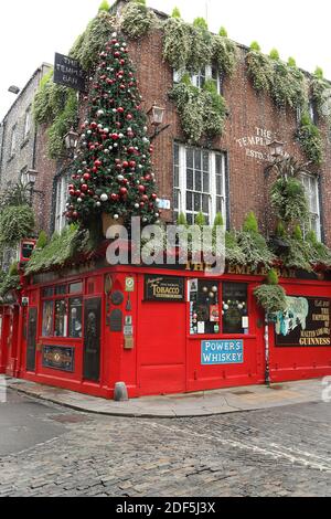 Dublins Temple Bar, deserted with closed bars due to Covid 19, 2020 Stock Photo