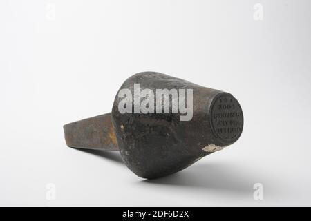 stamp (for cloth leads), Anonymous, 17th century - 18th century, Iron stamp with a conical shape and an angular handle. With the inscription on the round stamp surface: MEASURED BY SPEED MEETER, General: 18.3 x 7.9cm (183 x 79mm), Diameter stamp: 3.3cm (33mm Stock Photo