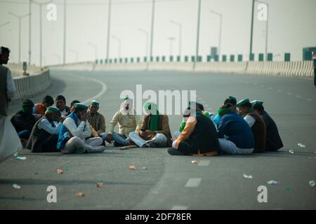 New Delhi, India. 03rd Dec, 2020. Protesters sitting on the ground during the demonstration.Farmers from all the states protesting at Delhi-Uttar Pradesh border camps at the National Highway-9 as part of protest against the central government's new agricultural reforms. Credit: SOPA Images Limited/Alamy Live News Stock Photo