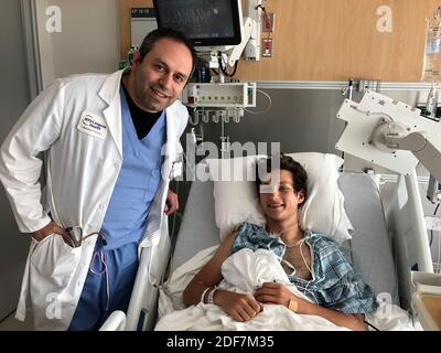 London, UK. 3rd Dec, 2020. Photo provided by Abie Rohrig shows him with his surgeon after his kidney donation in New York, the United States, on July 13, 2019. TO GO WITH Feature: Young kidney donor volunteers for UK coronavirus vaccine trial Credit: Xinhua/Alamy Live News Stock Photo