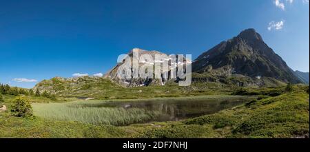 France, Isere, Taillefer massif, hiking to Fourchu Lake and the northern comb of Taillefer in panoramic view Stock Photo