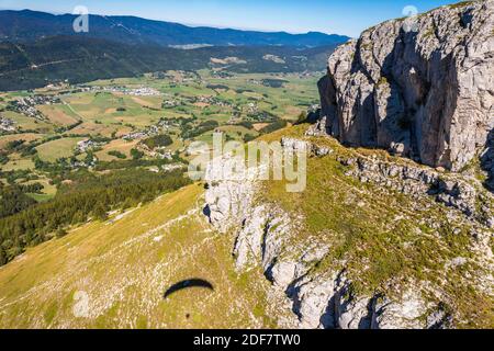 France, Is?re (38), Vercors Regional Natural Park, Villard de Lans, aerial view in paraglider from Roc Cornafion (2049m) (aerial view) Stock Photo