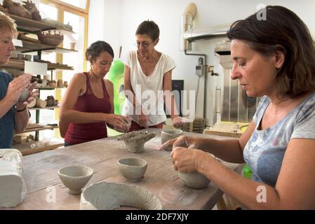 Atelier D Initiation Anime Par La Ceramiste Sculpteur Dominique Coenen Centre De Ceramique Contemporaine Village De La Borne Departement Du Cher Stock Photo Alamy