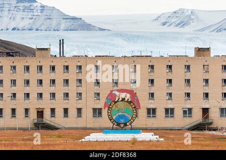 Polar bear sign at Pyramiden, abandoned Soviet coal mining settlement on Svalbard / Spitsbergen Stock Photo