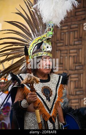 A MEXICAN man in AZTEC INDIAN COSTUME & FEATHERED HEADDRESS participates in the FESTIVAL DE SAN MIGUEL ARCHANGEL PARADE - SAN MIGUEL DE ALLENDE, MEXIC Stock Photo