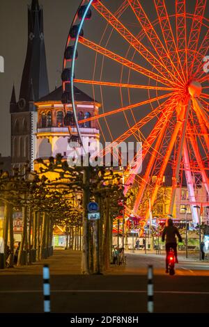 Altstadt, wenige Menschen am Rheinufer, Schlossturm, Riesenrad, Wheel of Vision, mit vielen Weihnachtsmarkt Ständen, viele geschlossen, normalerweise Stock Photo