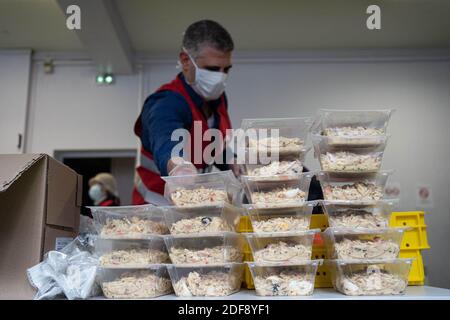 The association 'L Armee du Salut' prepares and distributes more than 600 meals for underprivileged people. Normally the meals take place inside the building, but due to the Covid-19 epidemic people take their meals and eat outside. Paris, France, April 3, 2020. Photo by Florent Bardos/ABACAPRESS.COM Stock Photo