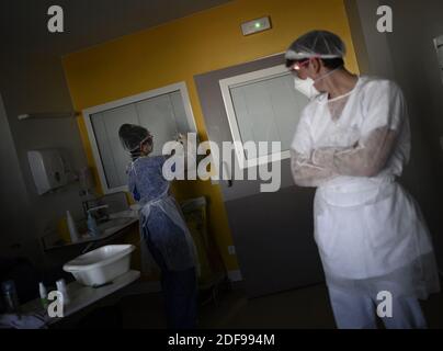 Medical Staff perform a prone decubitus ( decubitus ventral )on a patient at the Regional University Hospital Roger Salengro of Lille (CHRU) in Lille, France on April 16, 2020, during the COVID-19 (coronavirus) pandemic. Photo by Eliot Blondet/ABACAPRESS.COM Stock Photo