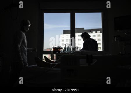 Medical Staff perform a prone decubitus ( decubitus ventral )on a patient at the Regional University Hospital Roger Salengro of Lille (CHRU) in Lille, France on April 16, 2020, during the COVID-19 (coronavirus) pandemic. Photo by Eliot Blondet/ABACAPRESS.COM Stock Photo