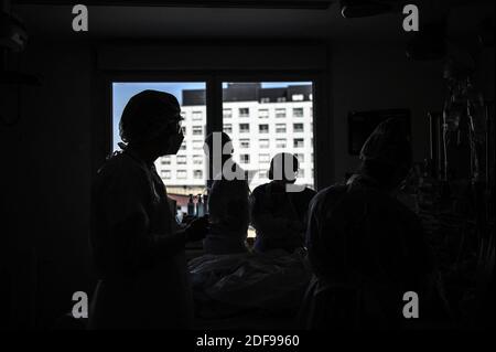 Medical Staff perform a prone decubitus ( decubitus ventral )on a patient at the Regional University Hospital Roger Salengro of Lille (CHRU) in Lille, France on April 16, 2020, during the COVID-19 (coronavirus) pandemic. Photo by Eliot Blondet/ABACAPRESS.COM Stock Photo