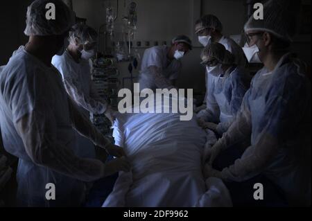 Medical Staff perform a prone decubitus ( decubitus ventral )on a patient at the Regional University Hospital Roger Salengro of Lille (CHRU) in Lille, France on April 16, 2020, during the COVID-19 (coronavirus) pandemic. Photo by Eliot Blondet/ABACAPRESS.COM Stock Photo