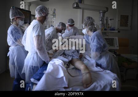 Medical Staff perform a prone decubitus ( decubitus ventral )on a patient at the Regional University Hospital Roger Salengro of Lille (CHRU) in Lille, France on April 16, 2020, during the COVID-19 (coronavirus) pandemic. Photo by Eliot Blondet/ABACAPRESS.COM Stock Photo