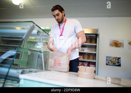 Volonteers of the Fondation Hopitaux de Paris (Paris Hospitals Foundation) distribute lunches to medical staff. Distribution of lunches and food to the medical staff of the Fondation Hopitaux de Paris at the hospital Centre Hospitalier Sud Francilien in Corbeil-Essonnes, south of Paris, France on April 23, 2020. Photo by Raphael Lafargue/ABACAPRESS.COM Stock Photo