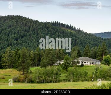 KAMLOOPS, CANADA - JULY 10, 2020: big farm house in a medow field Stock Photo