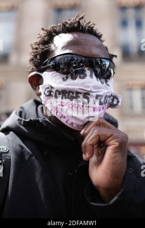 People wearing a face mask Justice for Georges Floyd I Can t breath gather on the place de la Concorde, near the US embassy compound, in Paris on June 6, 2020, during a rally called as part of a weekend of global rallies worldwide against racism and police brutality in the wake of the death of George Floyd, an unarmed black man killed while apprehended by police in Minneapolis, US. Police banned the rally as well as a similar second one on the Champ de Mars park facing the Eiffel Tower today, saying the events were organised via social networks without official notice or consultation. But on J Stock Photo