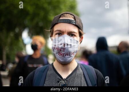 People wearing a face mask Justice for Georges Floyd I Can t breath gather on the place de la Concorde, near the US embassy compound, in Paris on June 6, 2020, during a rally called as part of a weekend of global rallies worldwide against racism and police brutality in the wake of the death of George Floyd, an unarmed black man killed while apprehended by police in Minneapolis, US. Police banned the rally as well as a similar second one on the Champ de Mars park facing the Eiffel Tower today, saying the events were organised via social networks without official notice or consultation. But on J Stock Photo