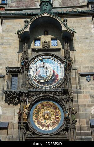 Die Prager Rathausuhr, auch Aposteluhr oder Altstaedter Astronomische Uhr ist eine weltweit bekannte astronomische Uhr aus dem Jahr 1410, die sich in Stock Photo