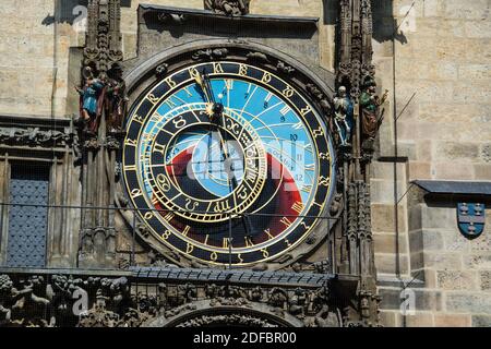 Die Prager Rathausuhr, auch Aposteluhr oder Altstaedter Astronomische Uhr ist eine weltweit bekannte astronomische Uhr aus dem Jahr 1410, die sich in Stock Photo