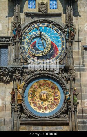 Die Prager Rathausuhr, auch Aposteluhr oder Altstaedter Astronomische Uhr ist eine weltweit bekannte astronomische Uhr aus dem Jahr 1410, die sich in Stock Photo