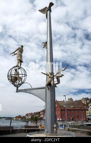 Seit 2007 gibt es im Hafen von Meersburg ein Kunstwerk. Es trägt den Titel “Magische Säule” und symbolisiert einige bekannte Persönlichkeiten der Stad Stock Photo