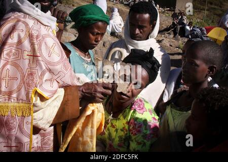 Ethiopia, near Lalibela, priest gives blessing to a woman during an orthodox ceremony at the monastery of Nakuta La'ab Stock Photo