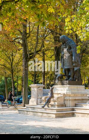 France, Paris, Ranelagh garden, statue of Jean de la Fontaine, with the crow and the fox Stock Photo