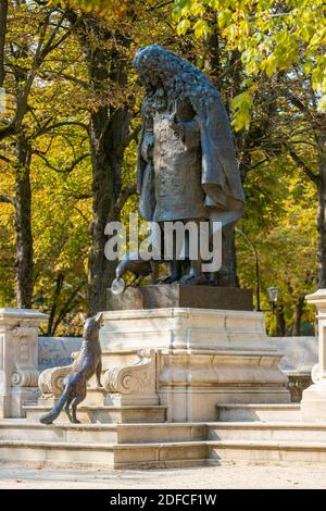 France, Paris, Ranelagh garden, statue of Jean de la Fontaine, with the crow and the fox Stock Photo