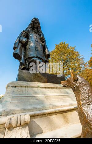 France, Paris, Ranelagh garden, statue of Jean de la Fontaine, with the crow and the fox Stock Photo