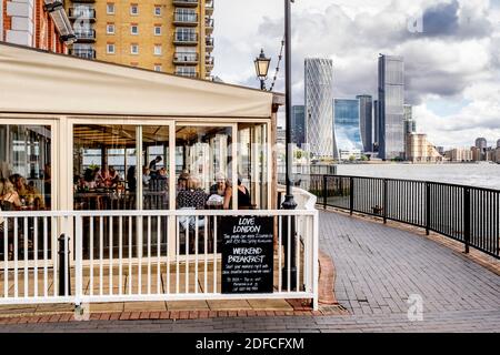 ‘The Narrow’ Riverside Restaurant, Limehouse, London, UK Stock Photo