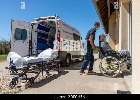 AMBULANCE, ALPHA27, INTERVENTION AT A PERSON'S HOME, TAKING THE PATIENT IN FOR CARE, AMBENAY, EURE, NORMANDY, FRANCE, EUROPE Stock Photo