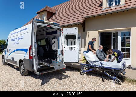 AMBULANCE, ALPHA27, INTERVENTION AT A PERSON'S HOME, TAKING THE PATIENT IN FOR CARE, AMBENAY, EURE, NORMANDY, FRANCE, EUROPE Stock Photo