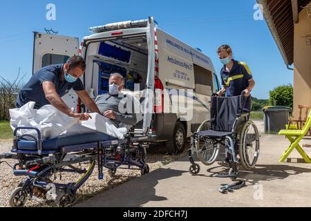 AMBULANCE, ALPHA27, INTERVENTION AT A PERSON'S HOME, TAKING THE PATIENT IN FOR CARE DURING THE CORONAVIRUS CRISIS, AMBENAY, EURE, NORMANDY, FRANCE, EUROPE Stock Photo