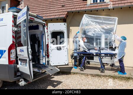 AMBULANCE, ALPHA27, INTERVENTION AT A PERSON'S HOME, A SUSPECTED COVID-19 CASE, AMBENAY, EURE, NORMANDY, FRANCE, EUROPE Stock Photo
