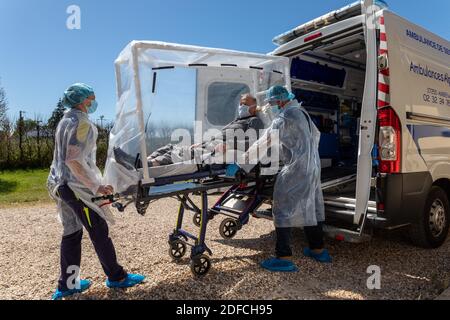 AMBULANCE, ALPHA27, INTERVENTION AT A PERSON'S HOME, A SUSPECTED COVID-19 CASE, AMBENAY, EURE, NORMANDY, FRANCE, EUROPE Stock Photo
