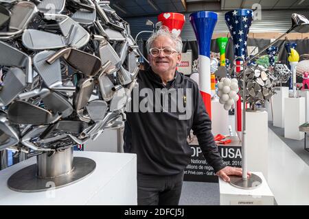 HUBERT PRIVE, ARTIST AND SCULPTOR IN HIS STUDIO SURROUNDED BY HIS WORKS ON THE THEME OF GOLF, VERNEUIL-SUR-AVRE, NORMANDY, FRANCE Stock Photo
