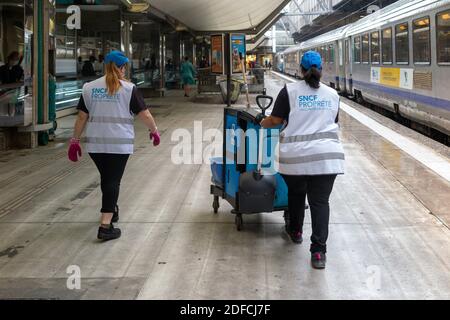 SNCF CLEANING AND MAINTENANCE CREW, REINFORCED SANITARY MEASURES SINCE THE OUTBREAK OF COVID, GARE DE MONTPARNASSE TRAIN STATION, PARIS, FRANCE Stock Photo